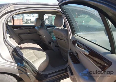 2004 Lincoln Town Car Ultimate z USA, uszkodzony, nr VIN 1LNHM83W64Y652887